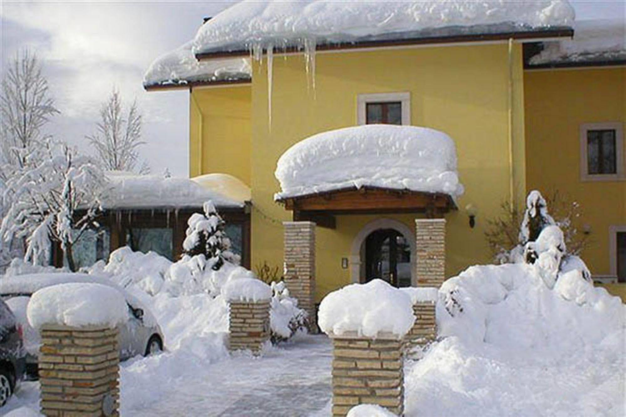 Hotel Valle Dell' Oro Пескассеролі Екстер'єр фото